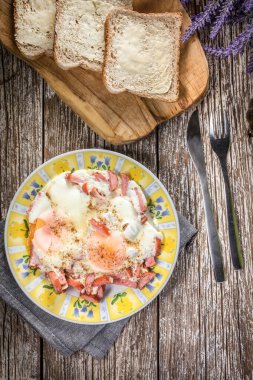 Eski ahşap arka planda sosisli sahanda yumurta..