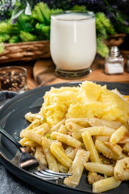 Kızarmış yumurta, haşlanmış patates ve sarı fasulye. Lezzetli yemek..