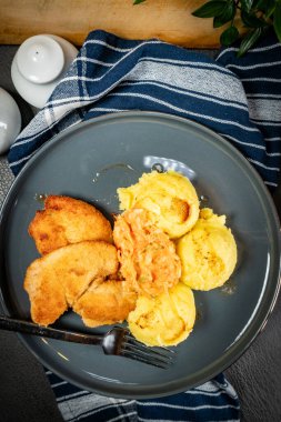 Haşlanmış patates ve salata ile servis edilen haşlanmış tavuk göğsü filetosu..