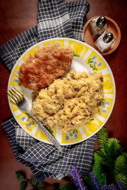 Kıymalı pirzola, haşlanmış lahana ve patates. Sığ alan derinliği.