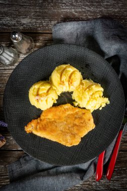 Haşlanmış patates ve ananas dilimli fırında tavuk göğsü fileto..