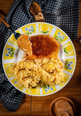 Kıymalı pirzola, haşlanmış lahana ve patates. Sığ alan derinliği.