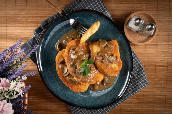 Mantar soslu patates pirzolası. Seçici odak.