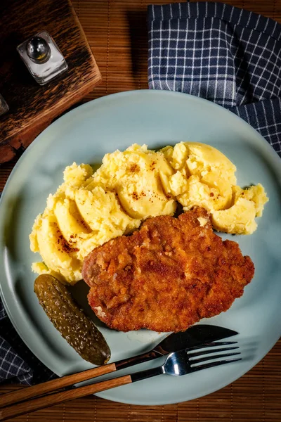 Patates ve salatalık turşusu ile servis edilen domuz pirzolası..