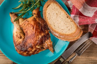 Mavi bir tabak kızarmış tavuk parçaları. Üstten görünüm.