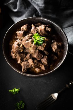 Kasede sığır güveci. Koyu ışık.