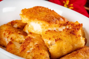 Morina filetosu parçaları ekmek kırıntılarında kızartılmış. Sığ alan derinliği.