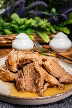 Lezzetli domuz eti tabağı. Sığ alan derinliği.