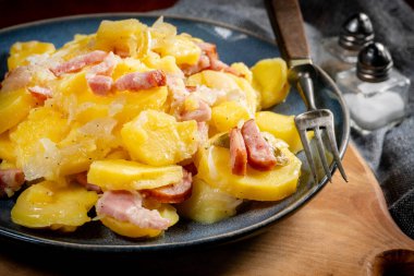 Geleneksel bir cilacı tabağı. Pastırma, sosis ve soğanlı haşlanmış patates..