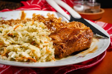 Baharatlı soslu haşlanmış domuz eti, bulgur ve lahana turşusu salatası. Sığ alan derinliği.
