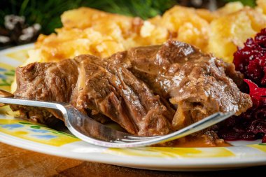 Patates püresi ve rendelenmiş pancar ile servis edilen haşlanmış et. Seçici odak.