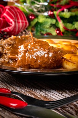 Silezya eriştesi ve kızarmış lahana ile servis edilen sığır rölesi..