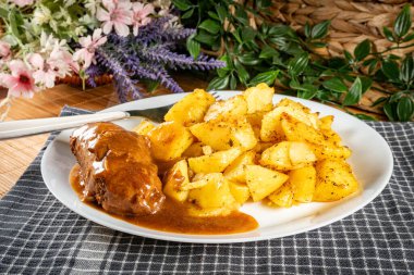 Fırında patatesli sığır eti. Seçici odak.