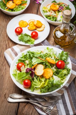 Beyaz kase karışık salata. Seçici odak.