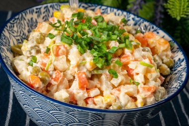 Geleneksel salata Olivier haşlanmış sebze ve mayonez ile masada..