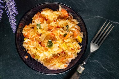 Lahana turşusu ve havuç salatası..