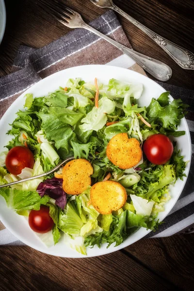 Beyaz kase karışık salata. Seçici odak.