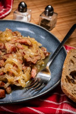 Sosisli soğan ve dilimlenmiş ekmek. Sığ alan derinliği.