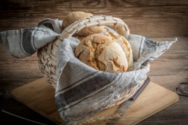Ekmek sepetinde tablo üzerinde rulo. Seçici odak.