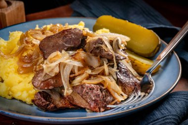 Kızarmış ciğer ve soğan, patates püresi ve salatalık turşusu..