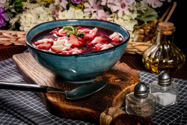 Geleneksel cila, hamur köfteli berrak kırmızı borş..