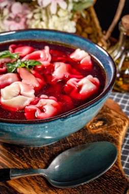 Geleneksel cila, hamur köfteli berrak kırmızı borş..