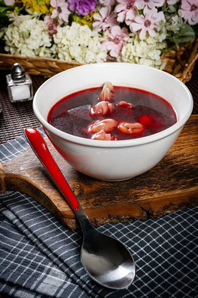 Geleneksel cila, hamur köfteli berrak kırmızı borş..