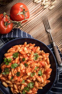 Cavatelli taze domates soslu makarna. İtalyan mutfağı.