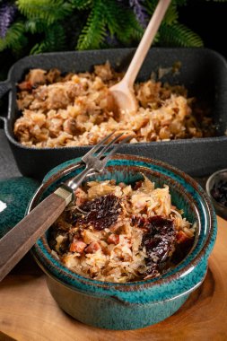 Domuz eti, sosis ve mantarlı lahana yahnisi. Bigos - geleneksel Polonya mutfağı.