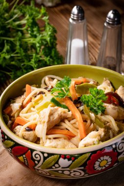 Tavuk ve sebzeli kızarmış erişte. Tavuk chow mein.