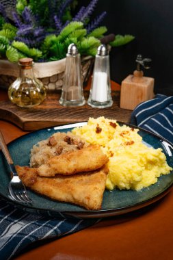 Kızarmış morina filetosu ve haşlanmış patates ve çıtırlı lahana turşusu..