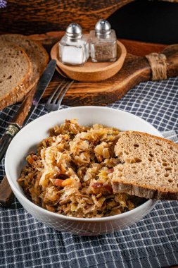 Bigos - geleneksel Polonya Paskalyası ve Noel yemeği. Bigos beyaz kasede. Seçici odak.