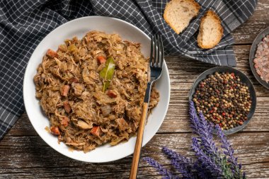 Bigos. Etli lahana turşusu, kurutulmuş mantar ve sosis. Geleneksel Polonya mutfağı..