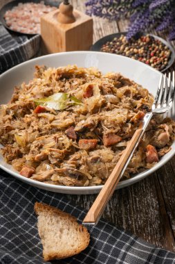 Bigos. Etli lahana turşusu, kurutulmuş mantar ve sosis. Geleneksel Polonya mutfağı..