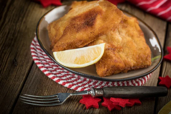 Kızarmış morina dilimleri ve ekmek kırıntıları. Küçük alan derinliği.