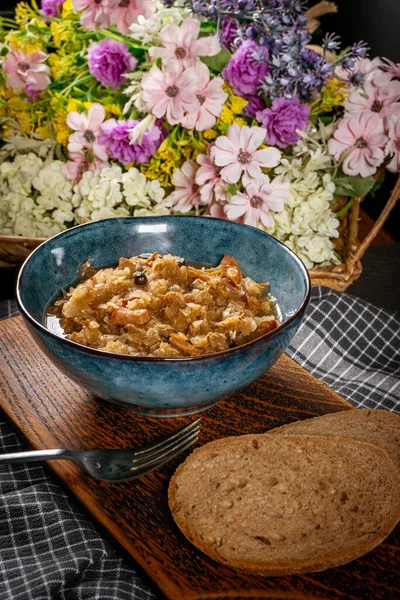 Domuz eti, sosis ve mantarlı lahana yahnisi. Bigos - geleneksel Polonya mutfağı.