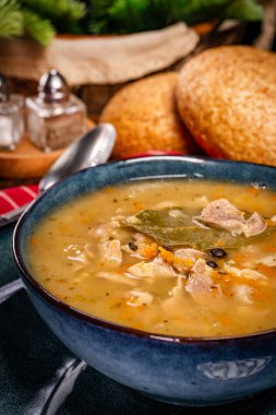 Tavuk midesi ve sebzelerden yapılmış sıcak işkembe çorbası. Seçici odak.