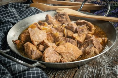 Tavada soğanlı domuz budu..