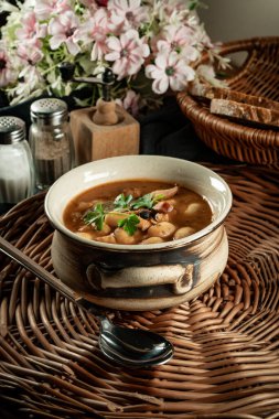 Fırında fasulye ve domates sosu kaselerde servis edilir..