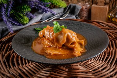 Lahana ruloları. Kıyma ile doldurulmuş lahana yaprakları. Polonya yemeği.