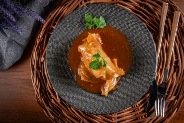 Lahana ruloları. Kıyma ile doldurulmuş lahana yaprakları. Polonya yemeği.