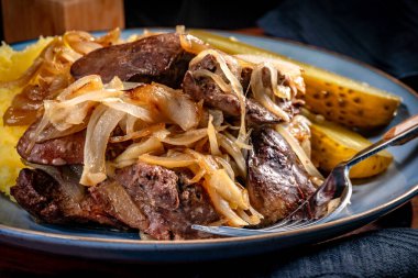 Kızarmış ciğer ve soğan, patates püresi ve salatalık turşusu..