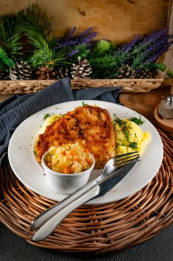 Patates püresiyle servis edilen kızarmış domuz pirzolası..