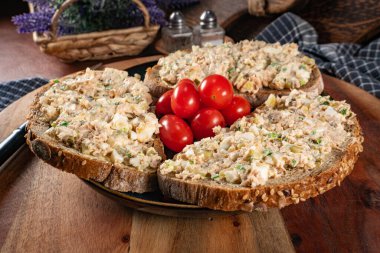 Köy tahtasında taze ev yapımı ton balığı ezmeli sandviçler..