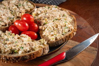 Köy tahtasında taze ev yapımı ton balığı ezmeli sandviçler..