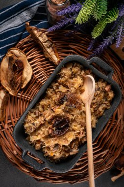 Domuz eti, sosis ve mantarlı lahana yahnisi. Bigos - geleneksel Polonya mutfağı. Üst görünüm.