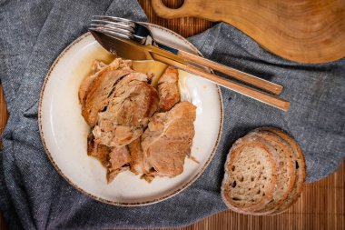 Lezzetli domuz eti tabağı. Sığ alan derinliği.