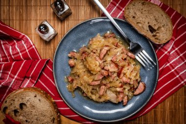 Sosisli soğan ve dilimlenmiş ekmek. Sığ alan derinliği.