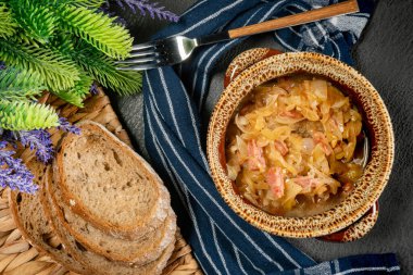 Sosisli soğan ve dilimlenmiş ekmek. Sığ alan derinliği.