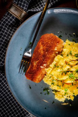 Haşlanmış patatesle servis edilen kızarmış balık filetosu..